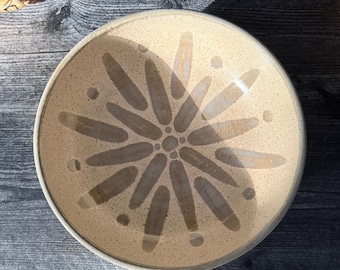 Handgegooide aardewerken schaal – blauw sneeuwvloksteengoed, gesigneerd CS 06