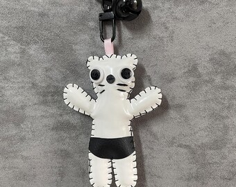 Dijes de cuero hechos a mano con forma de criaturas extrañas: un bonito llavero, accesorio para bolso, un regalo para ella.