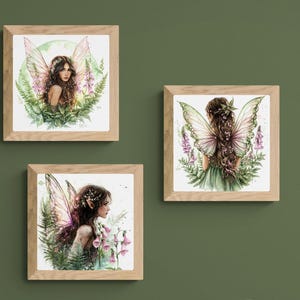 Op de afbeelding: Drie ingelijste aquarelprints van feeën. Elke print toont een fee met gedetailleerde vleugels, omringd door bloemen en bladeren. De feeën hebben lang haar en worden in verschillende poses afgebeeld, met zachte kleurenpaletten.