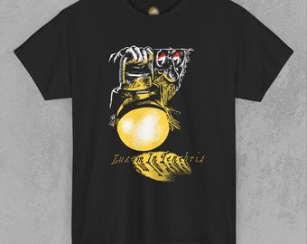 Lantern Bearer in the Darkness T-Shirt – Retro Grunge Art with Latin Motto - Lantern T-Shirt -  Light T-Shirt