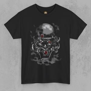 Camiseta Steampunk Goblin Controller - Diseño de fantasía oscura - Camiseta de ciencia ficción única con un líder goblin de ojos rojos - Camiseta cibernética - Camiseta de fantasía