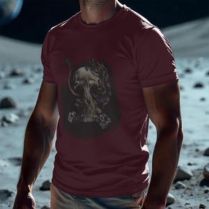 Puede incluir: Camiseta burdeos de cuello redondo con un gr&aacute;fico detallado de calavera, una serpiente y otros elementos. El gr&aacute;fico es en blanco y negro. La camiseta tiene mangas cortas y un corte cl&aacute;sico.