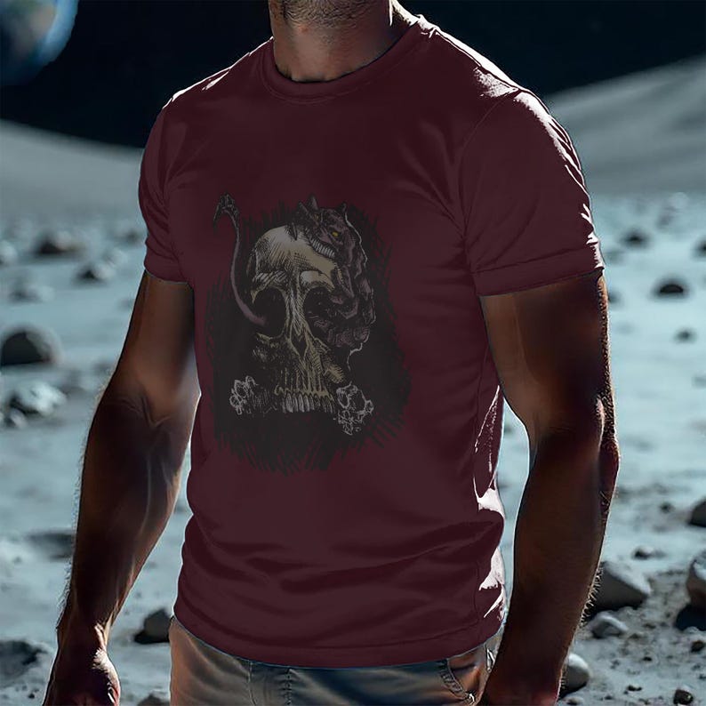 Puede incluir: Camiseta burdeos de cuello redondo con un gr&aacute;fico detallado de calavera, una serpiente y otros elementos. El gr&aacute;fico es en blanco y negro. La camiseta tiene mangas cortas y un corte cl&aacute;sico.