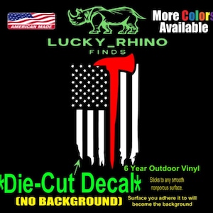 Puede incluir: Una calcomanía troquelada negra con una bandera estadounidense estilizada y un hacha roja. La calcomanía incluye el texto "LUCKY_RHINO FINDS" y "More Colors Available". Hecho de vinilo para exteriores de 6 años.