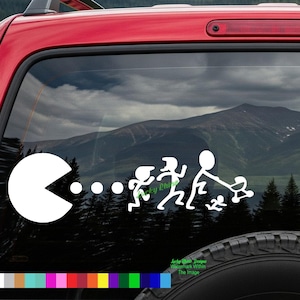 Peut inclure: Autocollant de voiture en vinyle blanc représentant Pac-Man poursuivant des personnages en bâton. Le design comprend Pac-Man, des points et des personnages en bâton qui s'enfuient. L'autocollant est appliqué sur une vitre de voiture.