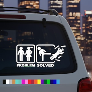 Pode incluir: Adesivo de carro em vinil branco com um design humorístico. O adesivo apresenta figuras de palito em dois painéis, retratando um casal e uma pessoa chutando outra pessoa, com o texto "PROBLEM SOLVED" abaixo.