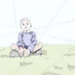 K&ouml;nnte beinhalten: Eine junge Person sitzt im Schneidersitz auf einem gr&uuml;nen Grasfeld, tr&auml;gt ein lilafarbenes Langarmshirt und eine rosafarbene Uhr. Die Person schaut nach oben und der Hintergrund ist ein hellblauer Himmel mit wei&szlig;en Linien.