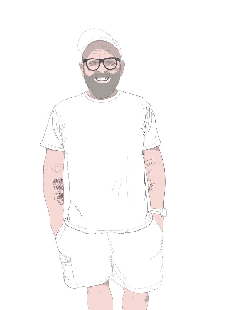 K&ouml;nnte beinhalten: Ein Mann mit einer wei&szlig;en Kappe, einem wei&szlig;en T-Shirt und wei&szlig;en Shorts. Er l&auml;chelt und hat einen Bart. Er hat ein Tattoo auf seinem Arm.
