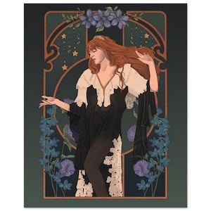 Op de afbeelding: Art Nouveau-stijl print met een vrouw met lang rood haar, gekleed in een zwarte jurk met witte kanten afwerking. Het kunstwerk is omlijst door een decoratieve boog met blauwe bloemen en sterren, tegen een donkergroene achtergrond.