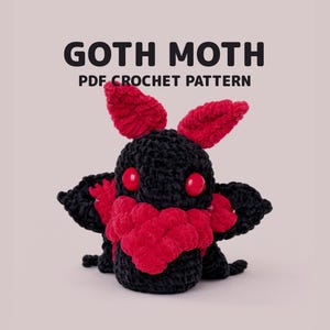 Può includere: Una falena gotica nera all'uncinetto con dettagli rossi, tra cui grandi occhi, protuberanze simili a orecchie e un petto. Il testo "GOTH MOTH PDF CROCHET PATTERN" è visualizzato sopra la falena.