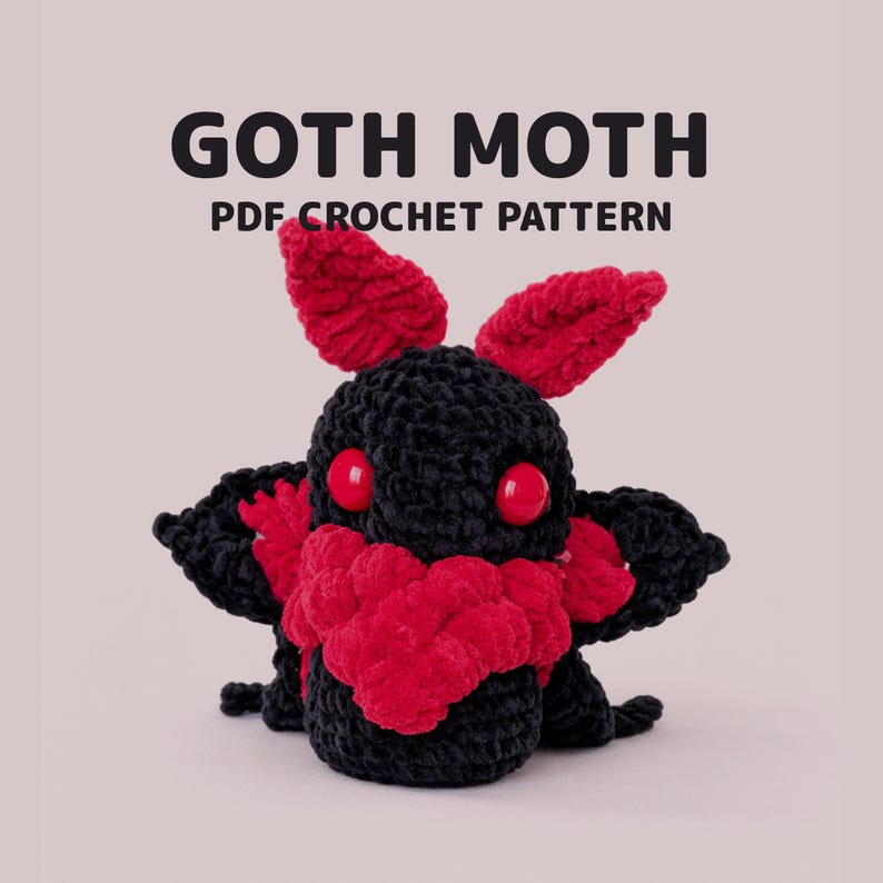Puede incluir: Una polilla g&oacute;tica negra tejida a ganchillo con detalles rojos, incluyendo ojos grandes, protuberancias en forma de orejas y un pecho. El texto "GOTH MOTH PDF CROCHET PATTERN" se muestra encima de la polilla.