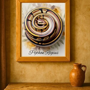 Peut inclure: Une impression encadr&eacute;e repr&eacute;sentant un python royal enroul&eacute;, avec un motif d&eacute;taill&eacute; d'&eacute;cailles marron, jaunes et noires. L'&oelig;uvre est plac&eacute;e sur un fond d'&eacute;l&eacute;ments floraux doux et comprend le texte "Python Regius".