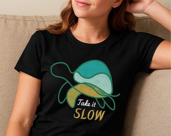 Take It Slow Turtle Shirt - Achtsames Tier-T-Shirt, Retro Natur Grafik, Chill Vibes T-Shirt
