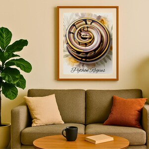 Peut inclure: Une affiche encadr&eacute;e repr&eacute;sentant un python royal enroul&eacute;, avec des &eacute;cailles marron, noires et jaunes d&eacute;taill&eacute;es. L'&oelig;uvre est plac&eacute;e sur un fond d'&eacute;l&eacute;ments floraux doux et le texte "Python Regius". L'affiche est affich&eacute;e au-dessus d'un canap&eacute;.