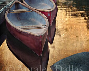 Dos canoas fotografía en color reflejos de agua dorada