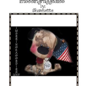 Puede incluir: Un patrón para un perro de trapo llamado Fido. La muñeca sostiene una pequeña bandera estadounidense. El patrón incluye instrucciones para hacer una muñeca de 19 cm y una mini muñeca de 12,5 cm.