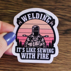 "Lustiger ""Welding. It's Like Sewing with Fire"" Vinyl-Aufkleber, Schweißer Geschenk."