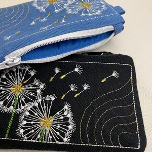 Cartera con llavero y cremallera con bordado de diente de león