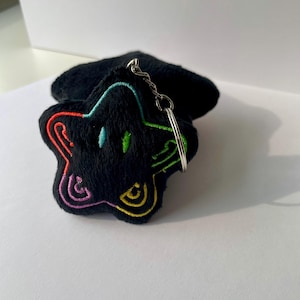 Może przedstawiać: Biały ceramiczny kubek z czarnym uchwytem i napisem "But First, Coffee" pogrubioną, czarną czcionką. Kubek jest umieszczony na neutralnym tle, podkreślając jego prosty design.