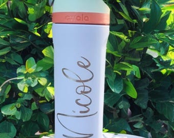 Gepersonaliseerde lasergegraveerde Owala-waterfles - 24 oz