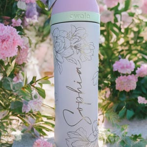 Personalisierte Owala 24 Unzen Wasserflasche - Laser gravierter Edelstahl | Magnolie Blumenmuster | Benutzerdefinierte Name Flasche