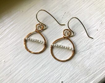 Small gold hammered hoops, freshwater pearl hoops, geometric earrings, modern simple earrings , round earrings, gold hoops, ready to ship