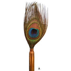 Può includere: Un cartello in legno rustico con la scritta "Welcome to our home" in lettere bianche. Il cartello presenta una finitura invecchiata e un design semplice e invitante, perfetto per un portico o un ingresso.