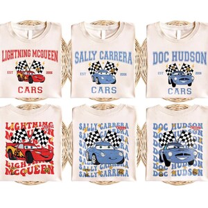 Puede incluir: Una taza de cer&aacute;mica blanca con un asa negra y el texto "But First, Coffee" en negrita negra. La taza est&aacute; sobre una superficie de madera. La taza parece tener 355 ml.