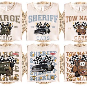 Puede incluir: Camisetas de color crema con dise&ntilde;os de personajes de la pel&iacute;cula Cars. Los dise&ntilde;os incluyen Sarge, Sheriff y Tow Mater, cada uno con texto y banderas de carreras. Las camisetas tienen el texto "CARS" y "EST 2006".