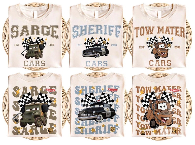 Puede incluir: Camisetas de color crema con dise&ntilde;os de personajes de la pel&iacute;cula Cars. Los dise&ntilde;os incluyen Sarge, Sheriff y Tow Mater, cada uno con texto y banderas de carreras. Las camisetas tienen el texto "CARS" y "EST 2006".