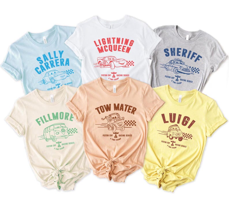 Puede incluir: Una taza de cer&aacute;mica blanca con asa negra y el texto "But First, Coffee" en negrita negra. La taza se encuentra sobre un fondo borroso, sugiriendo un ambiente acogedor.