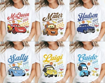 Camiseta de Disney Cars con todos los personajes: Rayo McQueen, Tow Mater, Doc Hudson y Sally. Ideal para cumpleaños y viajes familiares con temática de Cars.