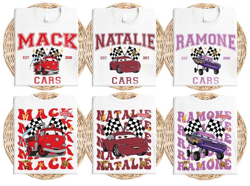 Puede incluir: Camisetas blancas con varios dise&ntilde;os que presentan las palabras "MACK", "NATALIE" y "RAMONE" en negrita. Cada camiseta incluye un gr&aacute;fico de coche de dibujos animados, banderas a cuadros y la palabra "CARS". Las camisetas se muestran sobre un fondo tejido.