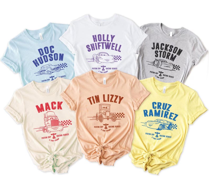 Puede incluir: Seis camisetas gr&aacute;ficas en varios colores, cada una con el nombre de un personaje diferente y una ilustraci&oacute;n de coche de la pel&iacute;cula "Cars". Los nombres son "Doc Hudson", "Holly Shiftwell", "Jackson Storm", "Mack", "Tin Lizzy" y "Cruz Ramirez".