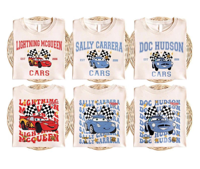 Puede incluir: Una taza de cer&aacute;mica blanca con un asa negra y el texto "But First, Coffee" en negrita negra. La taza est&aacute; sobre una superficie de madera. La taza parece tener 355 ml.