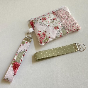 Patchwork Quilted Wrist Keychain Wallet, Red Green Rose Quilt Pattern, Zipper Pouch 6”x4”