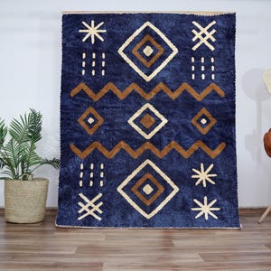 Tiefblauer marokkanischer Wollteppich – Beni Ourain Handgefertigter Teppich mit Stammessymbolen in Elfenbein und Kamel – Dicker Flor – Maßanfertigungen – Boho-Dekor