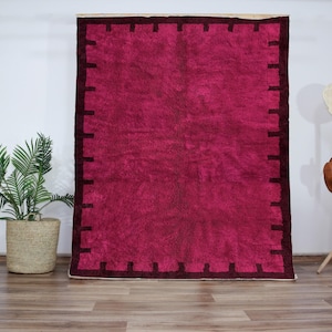 Fuchsiafärgad Beni Ourain-matta med kant, rosa marockansk matta, lekfull shagmatta, specialanpassad ullmatta, handgjord berbermatta, boho barndekor, tillverkad på beställning