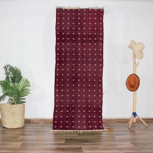 Marokkanischer Beni Ourain Läufer • Burgunderroter handgeknüpfter Wollteppich mit Punkten • Plüschiger Berberteppich für Eingangsbereich und schmale Räume