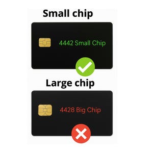 Pode incluir: S&atilde;o mostrados dois cart&otilde;es pretos com chips dourados. O cart&atilde;o superior est&aacute; rotulado como "Small chip" com o texto "4442 Small Chip" em verde e uma marca de sele&ccedil;&atilde;o verde. O cart&atilde;o inferior est&aacute; rotulado como "Large chip" com o texto "4428 Big Chip" em vermelho e um X vermelho.