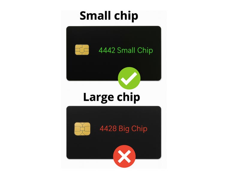 Pode incluir: S&atilde;o mostrados dois cart&otilde;es pretos com chips dourados. O cart&atilde;o superior est&aacute; rotulado como "Small chip" com o texto "4442 Small Chip" em verde e uma marca de sele&ccedil;&atilde;o verde. O cart&atilde;o inferior est&aacute; rotulado como "Large chip" com o texto "4428 Big Chip" em vermelho e um X vermelho.