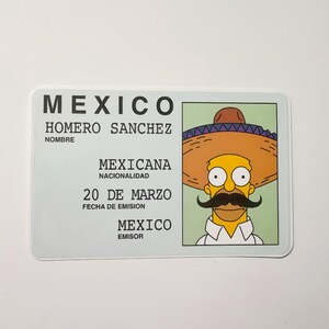 Pode incluir: Um cart&atilde;o de identifica&ccedil;&atilde;o de novidade com a palavra "M&Eacute;XICO" no topo. Apresenta um personagem de desenho animado com um chap&eacute;u e um grande bigode. O cart&atilde;o inclui texto como nome, nacionalidade e data. O personagem est&aacute; em um fundo verde.