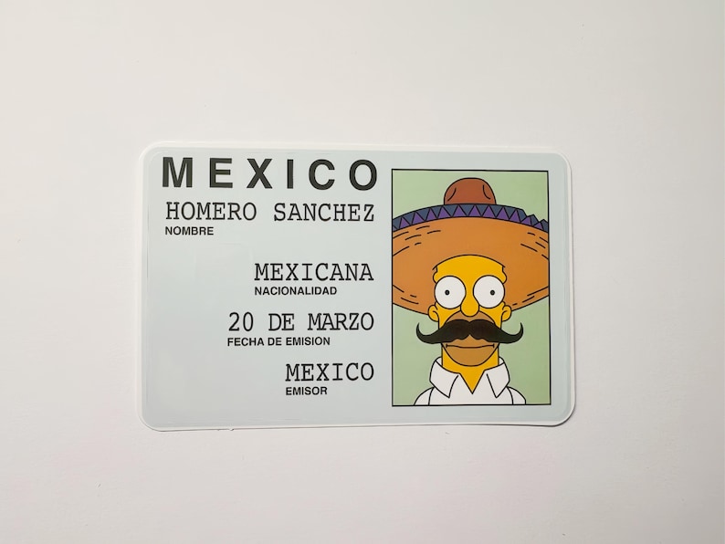 Pode incluir: Um cart&atilde;o de identifica&ccedil;&atilde;o de novidade com a palavra "M&Eacute;XICO" no topo. Apresenta um personagem de desenho animado com um chap&eacute;u e um grande bigode. O cart&atilde;o inclui texto como nome, nacionalidade e data. O personagem est&aacute; em um fundo verde.