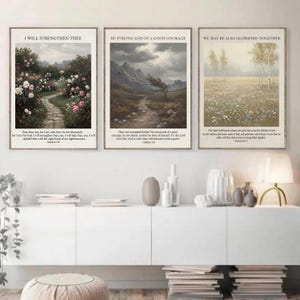 Puede incluir: Tres impresiones artísticas enmarcadas con paisajes y citas inspiradoras. La primera presenta un camino de jardín, la segunda una escena de montaña y la tercera un campo con árboles. Cada impresión tiene un borde crema y texto en la parte superior e inferior.
