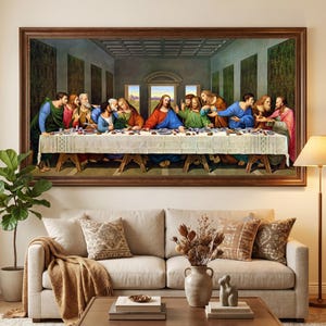 Könnte beinhalten: Ein gerahmter Druck von Leonardo da Vincis "Das Abendmahl", der Jesus und seine Jünger an einem Tisch zeigt. Das Kunstwerk zeigt Figuren in farbenfrohen Gewändern vor einem detaillierten architektonischen Hintergrund. Der Druck wird über einem beigen Sofa angezeigt.