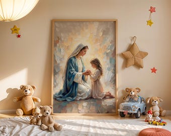 Könnte beinhalten: Ein gerahmter Druck zeigt eine Frau in einem blauen Gewand und ein junges Mädchen, das kniet und die Hände gefaltet hat. Das Kunstwerk wird in einem Kinderzimmer ausgestellt, umgeben von Teddybären, sternförmigen Dekorationen und einem Spielzeugauto.