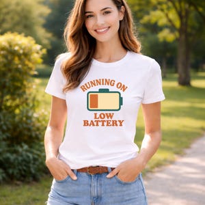 Camiseta "Com bateria fraca": Humor tecnológico engraçado, camiseta unissex de algodão.