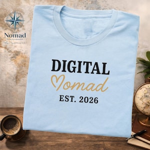 Koszulka z napisem „Digital Nomad EST. 2026”, koszulka o przyszłości pracy zdalnej