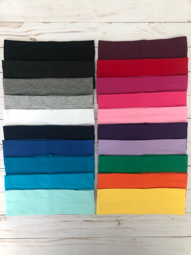 Puede incluir: Una colecci&oacute;n de veinte diademas rectangulares de tela dispuestas en dos columnas verticales. Las diademas presentan una gran variedad de colores s&oacute;lidos, incluyendo negro, carb&oacute;n, gris, blanco, azul marino, azul, verde azulado, menta, granate, rojo, magenta, rosa, morado, lavanda, verde, naranja y amarillo.