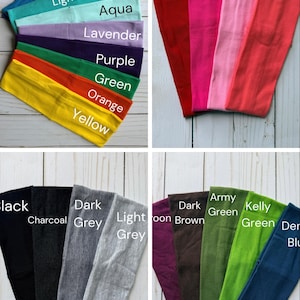 Puede incluir: Una colecci&oacute;n de diademas de tela en varios colores, incluyendo azul real, turquesa oscuro, turquesa claro, aguamarina, lavanda, morado, verde, naranja, amarillo, rojo, rosa fuerte, rosa claro, coral, negro, carb&oacute;n, gris oscuro, gris claro, granate, marr&oacute;n, verde militar, verde kelly y azul mezclilla.